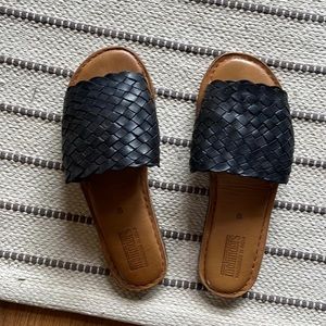 Mohinders woven sandals size 8